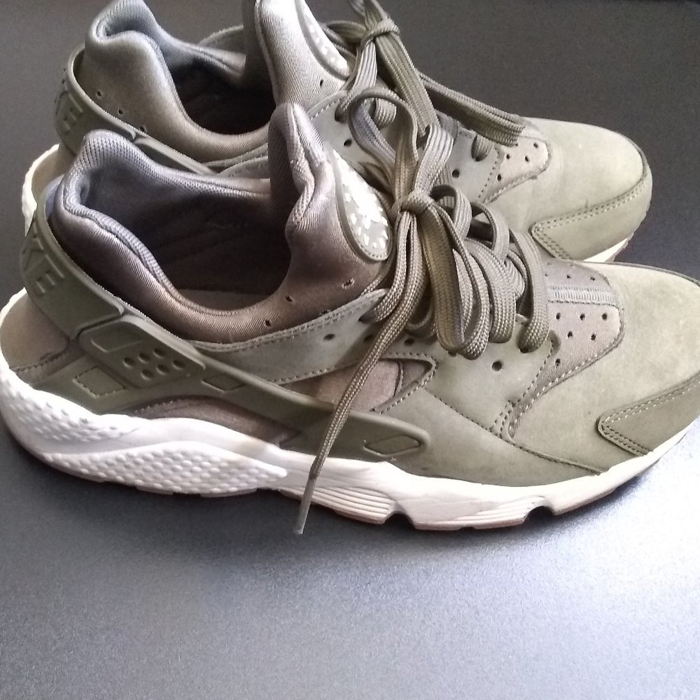 Men's Nike Air Huarache Olive and White